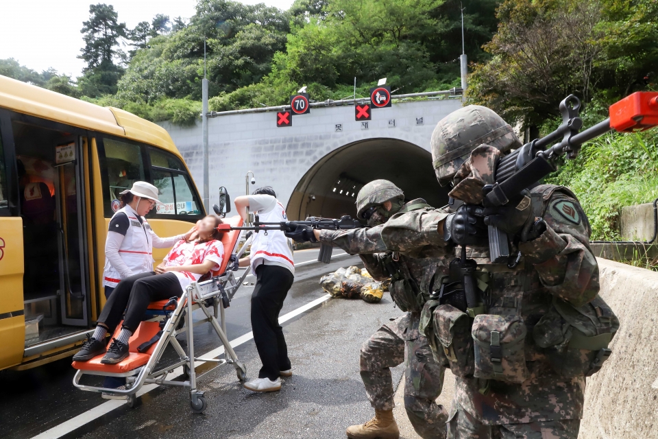 21일 못재에서 민‧관‧군 합동으로 열린 을지훈련은 테러로 터널이 붕괴되고 차량이 추돌하는 등의 상황을 가정해 진행됐다. 훈련에서 육군 제31보병사단 사자여단 녹천대대 장병들이 경계를 펼치는 가운데 테러로 다친 민간인이 구조대에 의해 후송되고 있다. 사진 - 31사단 제공