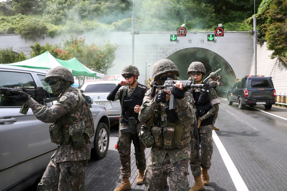 육군 제31보병사단은 21일 못재터널에서 실시된 UFS/TIGER연습에서 터널 테러상황에 따라 사자여단 녹천대대 장병들이 경꼐 및 수색작전을 실시하고 있다. 사진 31사단 제공