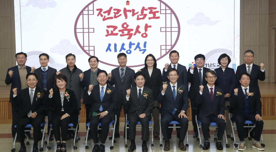 맨 앞줄 왼쪽에서 두번째가 박선미 전 하이텍고등학교장. 사진 전남교육청 제공